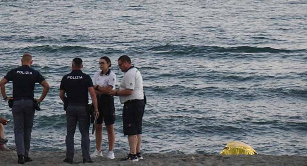 Le forze dell'ordine sulla spiaggia di Marina di Carrara accanto al cadavere del 56enne (Foto Cuffaro)