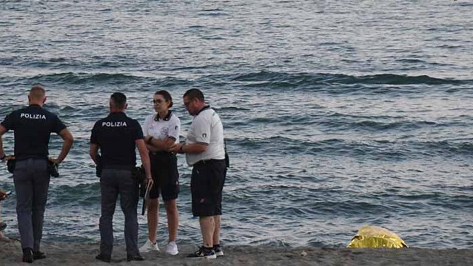 Le forze dell'ordine sulla spiaggia di Marina di Carrara accanto al cadavere del 56enne (Foto Cuffaro)