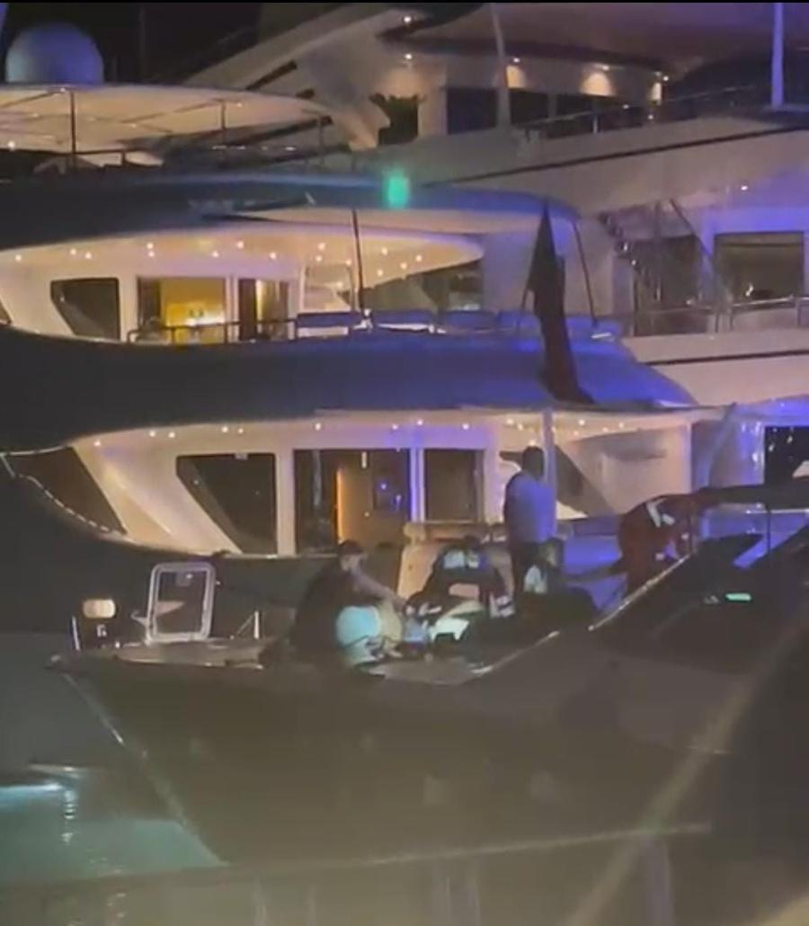 
	I soccorritori a bordo dello yacht lungo il molo vecchio di Porto Cervo

