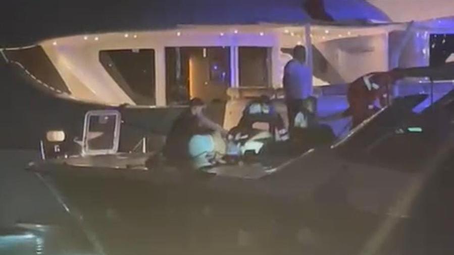 I soccorritori a bordo dello yacht lungo il molo vecchio di Porto Cervo