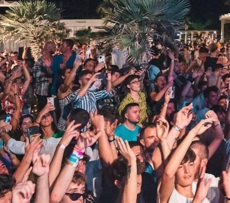 Lido Spina, derubati dell’oro mentre ballano sulla pista del locale