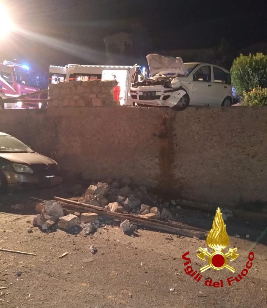 Baja Sardinia, auto esce fuori strada e finisce in bilico su un muretto