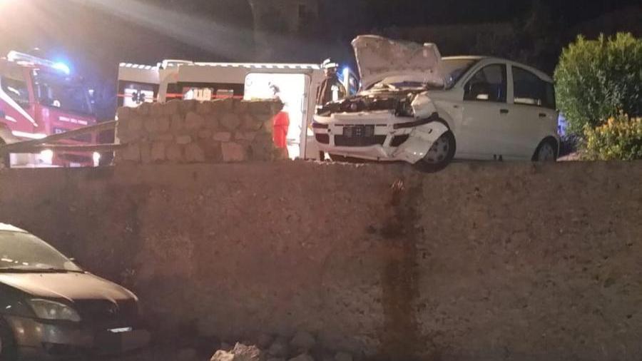 Baja Sardinia, auto esce fuori strada e finisce in bilico su un muretto