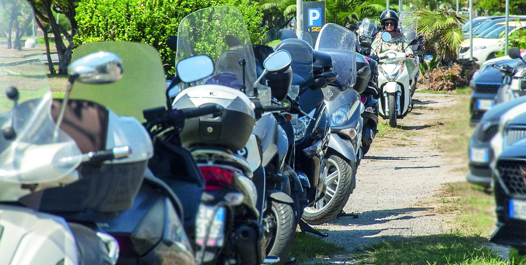 Viareggio, caos motorini sulla Terrazza della Repubblica. Multe a raffica: scoppia l'ira dei balneari 