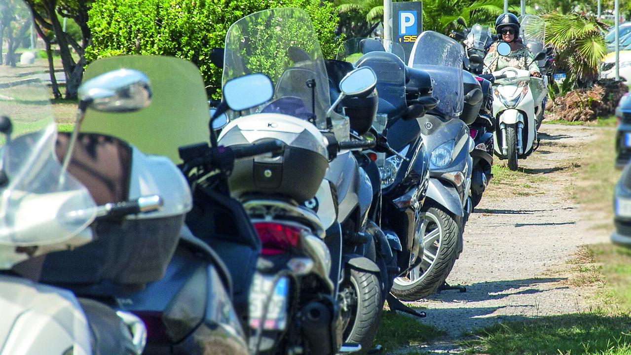 Viareggio, caos motorini sulla Terrazza della Repubblica. Multe a raffica: scoppia l'ira dei balneari