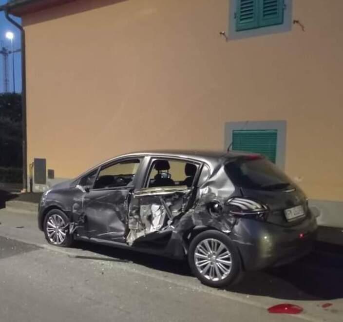 
	Una delle auto danneggiate in seguito alla folle corsa del 28enne


