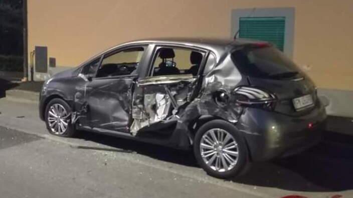 Una delle auto danneggiate in seguito alla folle corsa del 28enne