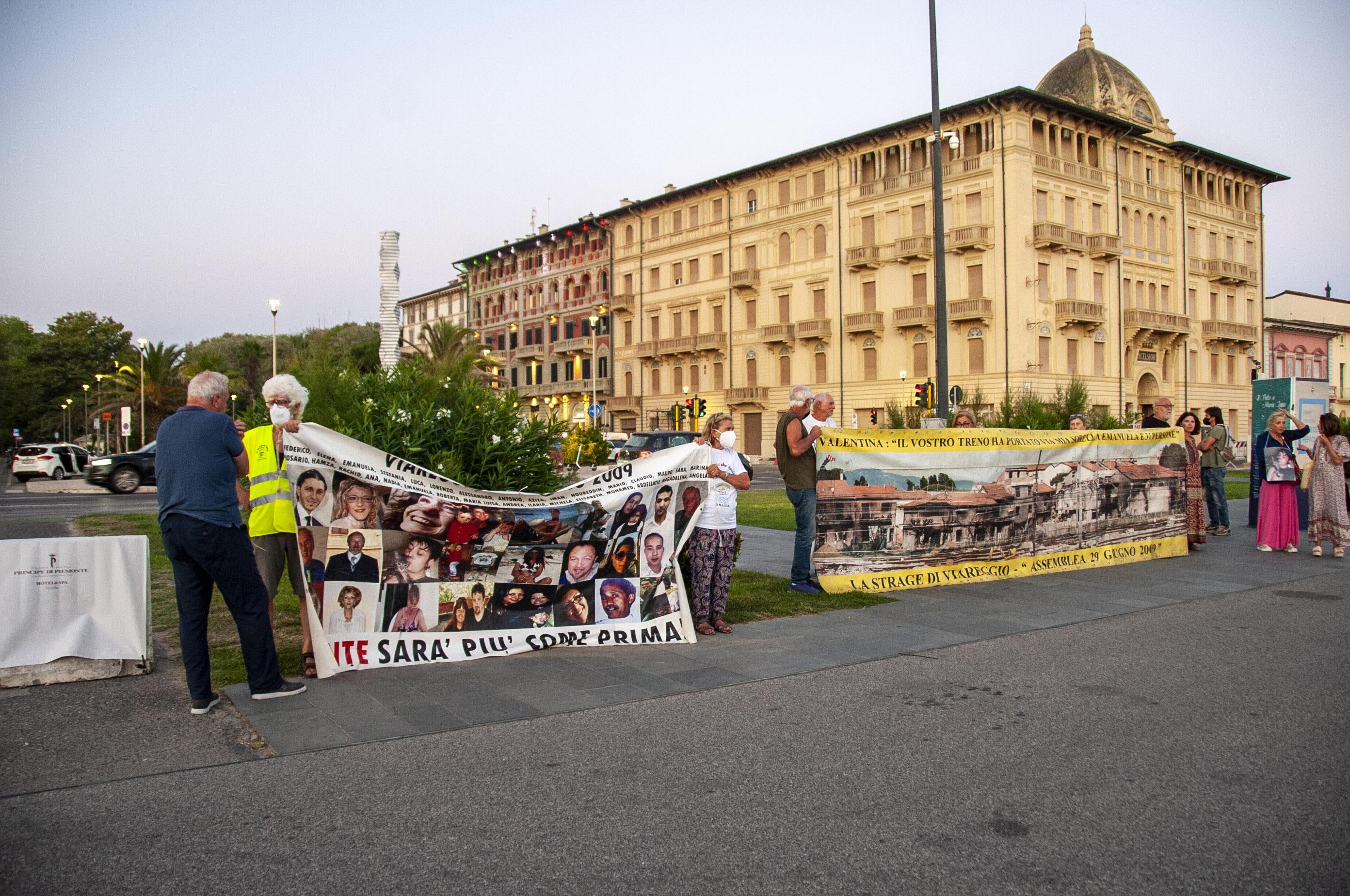 Viareggio, Veronica Raimo si aggiudica il premio Rèpaci. Durante la serata la contestazione dei familiari delle vittime della strage del 2009 – Video