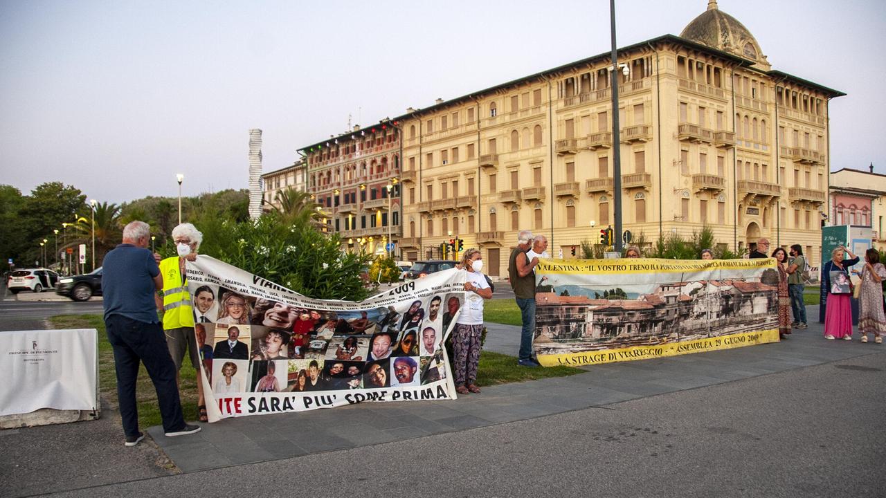 Viareggio, Veronica Raimo si aggiudica il premio Rèpaci. Durante la serata la contestazione dei familiari delle vittime della strage del 2009 – Video