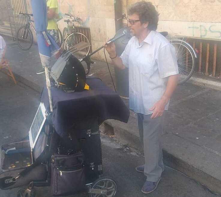 Uova contro il cantante che si esibisce al mercato di Livorno: «Se do noia basta dirlo»