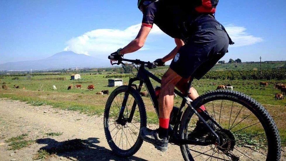 In moto dà un calcio alla ruota della bici; ciclista cade e si frattura una clavicola