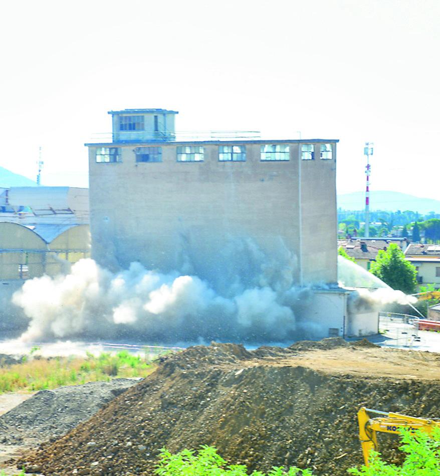 L’esplosione, il boato e il crollo; polverizzato il silos dell’ex Seves