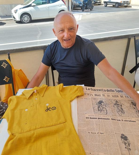 Fausto Biagioni con la maglia gialla e la Gazzetta dell’epoca
