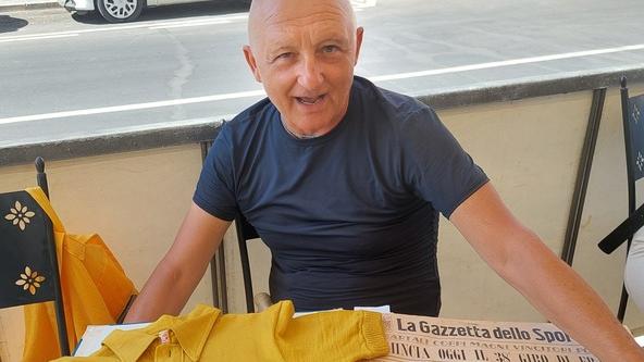 Fausto Biagioni con la maglia gialla e la Gazzetta dell’epoca