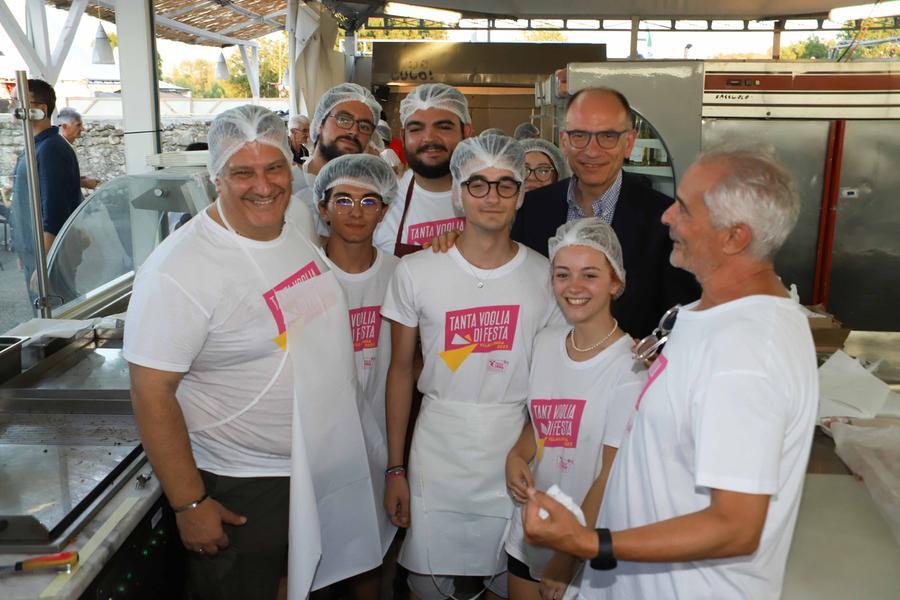 
	Il leader del Pd Enrico Letta accolto nelle cucine della Festa di Villalunga

