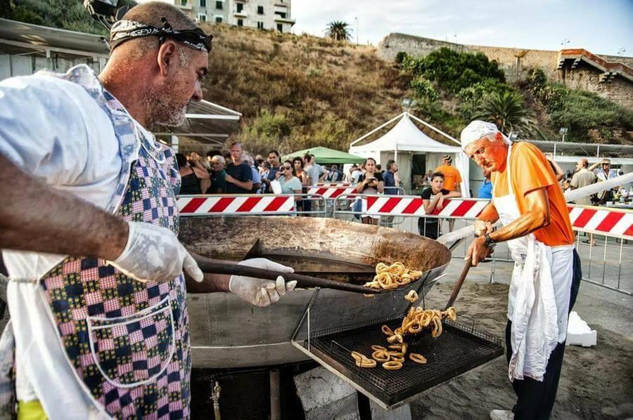 
	Il mitico padellone della sagra del pesce di Piombino

