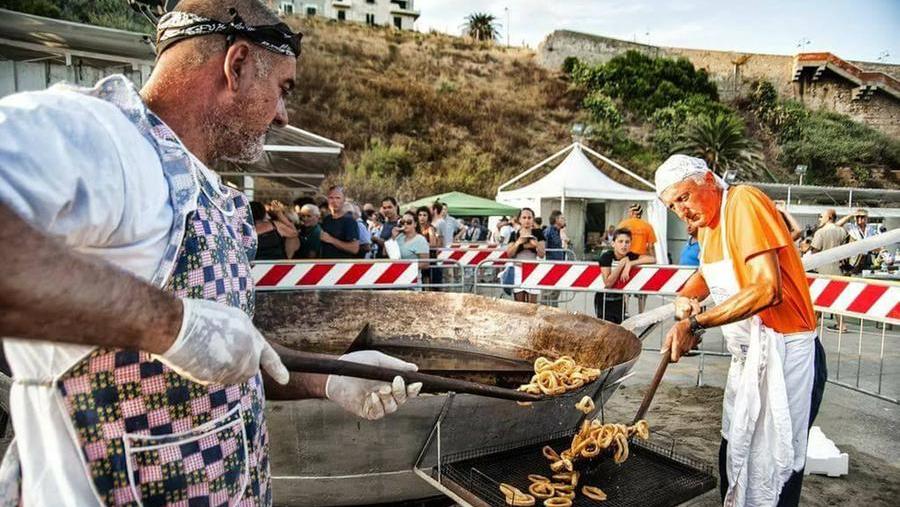 Il mitico padellone della sagra del pesce di Piombino
