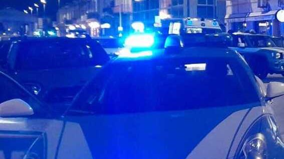 Piomba con l'auto sulla pista ciclabile davanti al Seven: «Tragedia sfiorata, è stato un miracolo»