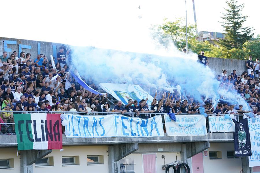 
	Lo spettacolo della tifoseria del Felina sugli spalti dello stadio di Castelnovo Monti

