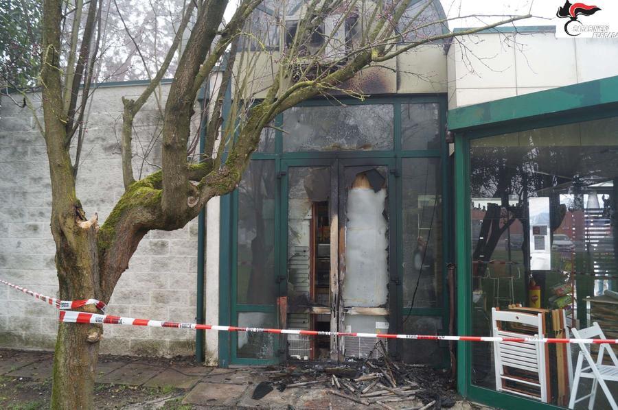 Portomaggiore, fiamme al bar Grillo: arrestato un 33enne