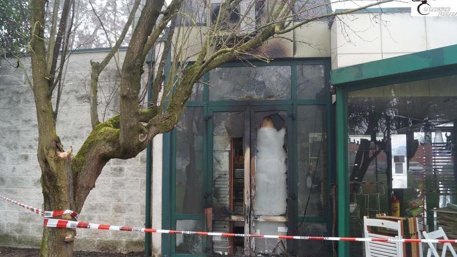 Portomaggiore, fiamme al bar Grillo: arrestato un 33enne