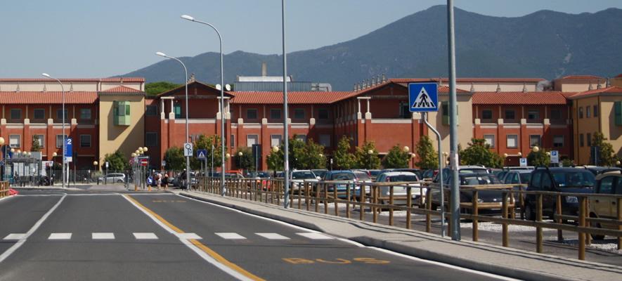 In moto dà un calcio alla ruota della bici: ciclista cade e si frattura una clavicola