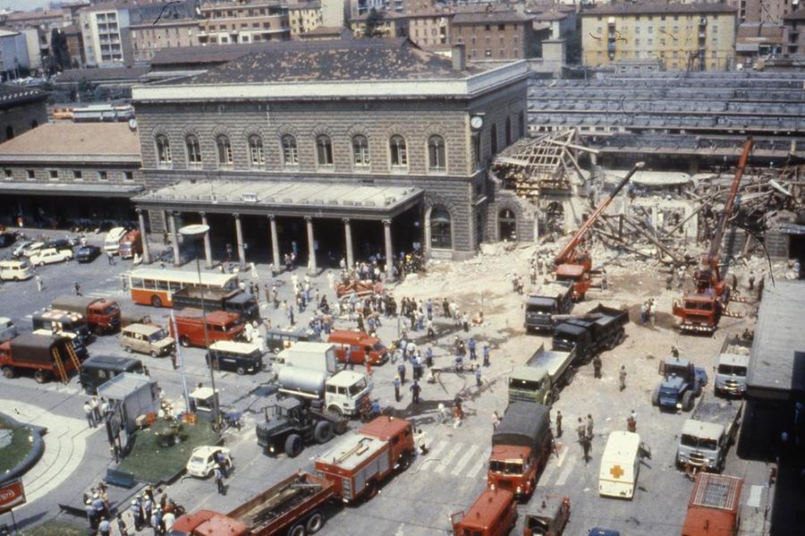 
	La strage di Bologna &egrave; stata commessa sabato 2 agosto 1980 alla stazione ferroviaria: rimasero uccise 85 persone e oltre duecento furono ferite

