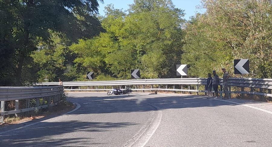 
	La moto sull'asfalto e un militare che fa viabilit&agrave;

