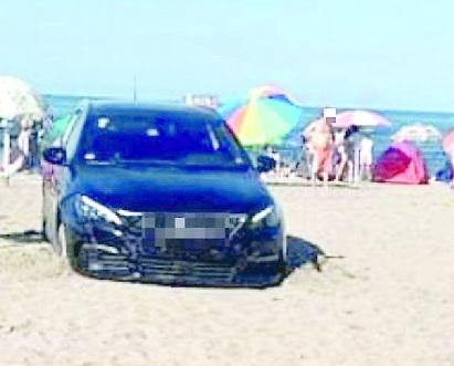 Il parcheggio sulla sabbia dei tre turisti a Massa