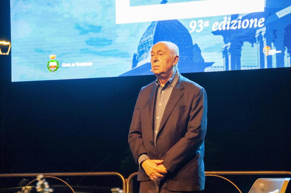 «Vergogna, stai zitto». Al premio Rèpaci di Viareggio vincono Raimo e la contestazione a Mieli 