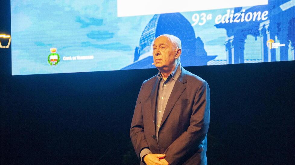 «Vergogna, stai zitto». Al premio Rèpaci di Viareggio vincono Raimo e la contestazione a Mieli