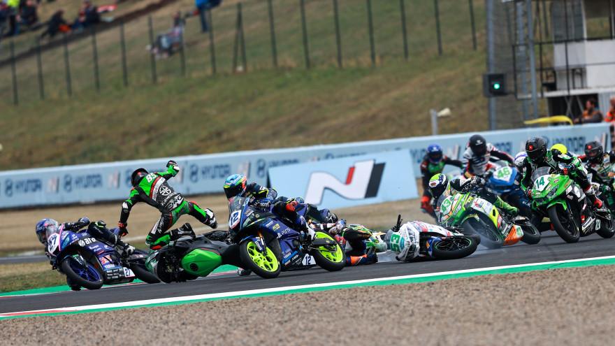 
	Nicol&ograve; Bulega con il primo 11 mentre cade nella gara in Repubblica Ceca

