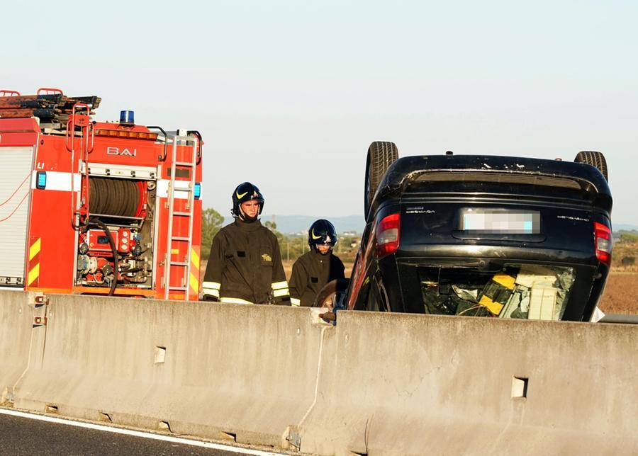 
	L'auto cappottata (foto Franco Silvi)

