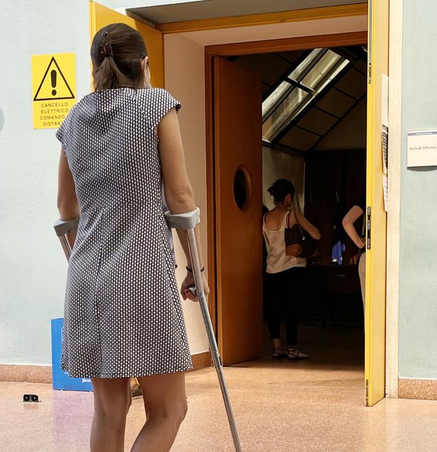 Una delle ragazze ferite in tribunale