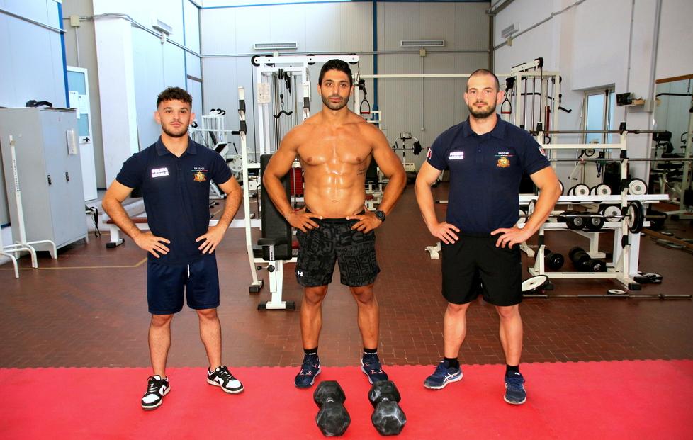 Da sinistra Marco Vadilonga, Michele La Robina e Marco Gigliotti nella palestra del comando della polizia municipale di Sassari (foto Ivan Nuvoli)