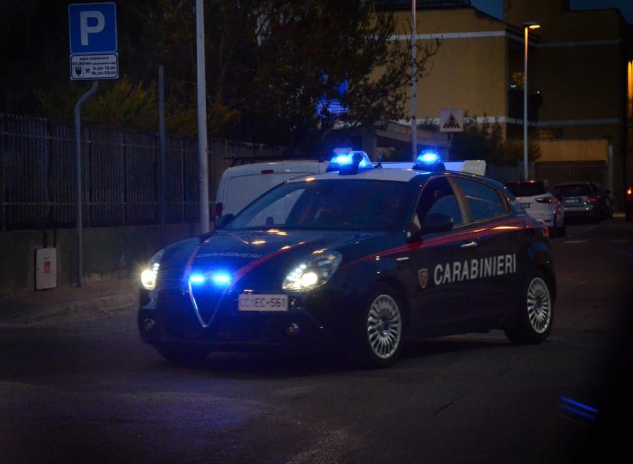 Barista nega da bere a un cliente ubriaco e lui col trattore schiaccia l’auto del figlio di lei e danneggia il muro di un altro locale