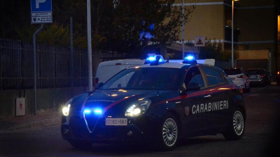 Barista nega da bere a un cliente ubriaco e lui col trattore schiaccia l’auto del figlio di lei e danneggia il muro di un altro locale