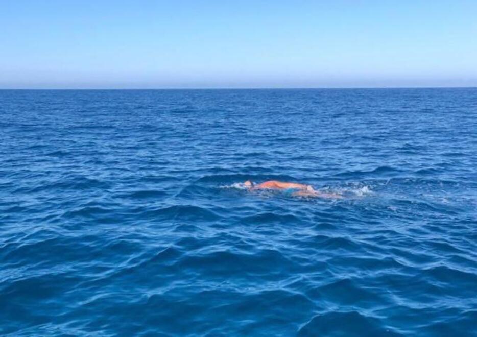A nuoto da Marina di Cecina a Donoratico: «A 67 anni è una bella impresa»