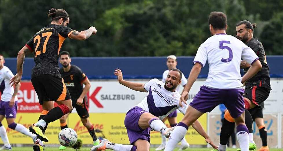 Nella foto gentilmente concessa dalla Fiorentina un momento del test amichevole giocato domenica in Austria, a Grodig, e perso dalla squadra viola contro i turchi del  Galatasaray con il risultato finale di 2-1