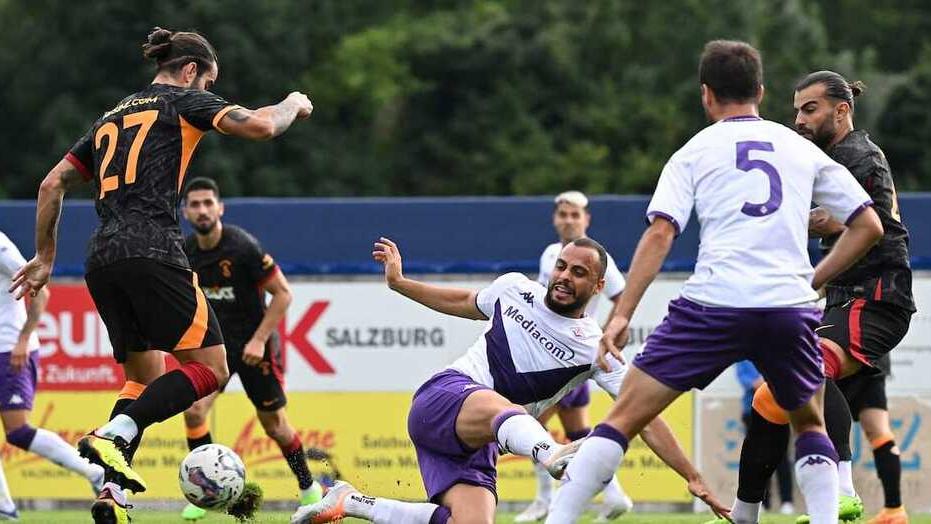 Nella foto gentilmente concessa dalla Fiorentina un momento del test amichevole giocato domenica in Austria, a Grodig, e perso dalla squadra viola contro i turchi del Galatasaray con il risultato finale di 2-1