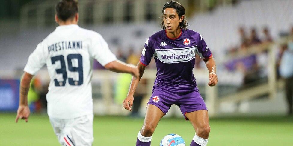Nella foto di Massimo Sestini un'immagine di Youssef Maleh la scorsa stagione in maglia viola