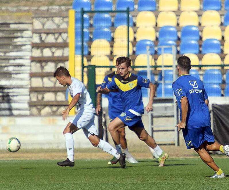 Un’immagine della gara amichevole con il Seravezza allo stadio dei Marmi: l’organico a disposizione di mister Dal Canto ormai è quasi al completo