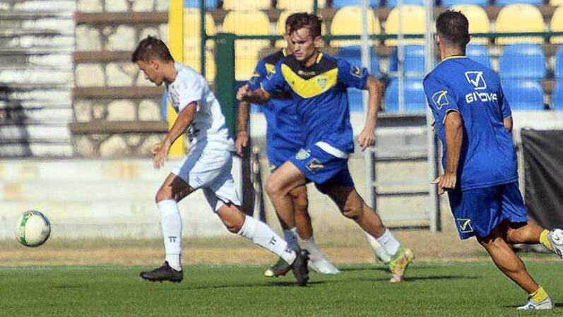 Un’immagine della gara amichevole con il Seravezza allo stadio dei Marmi: l’organico a disposizione di mister Dal Canto ormai è quasi al completo