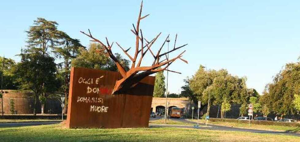 Via la scultura della discordia: l’artista l’aveva imbrattata perché contestava la collocazione