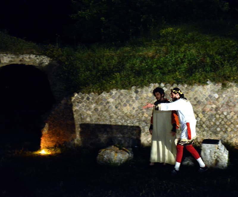 Nella foto di archivio uno spettacolo in notturna nell’anfiteatro di Roselle. Tarsi per Assculturpolis2000 aveva scritto al polo museale della Toscana chiedendo nuovamente la possibilità di effettuare spettacoli