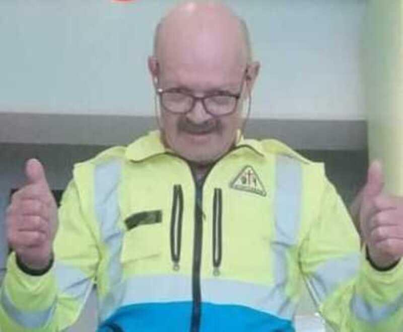 Stefano Di Sacco con la divisa della Misericordia in una immagine felice. Se n’è andato a 67 anni per un malore improvviso