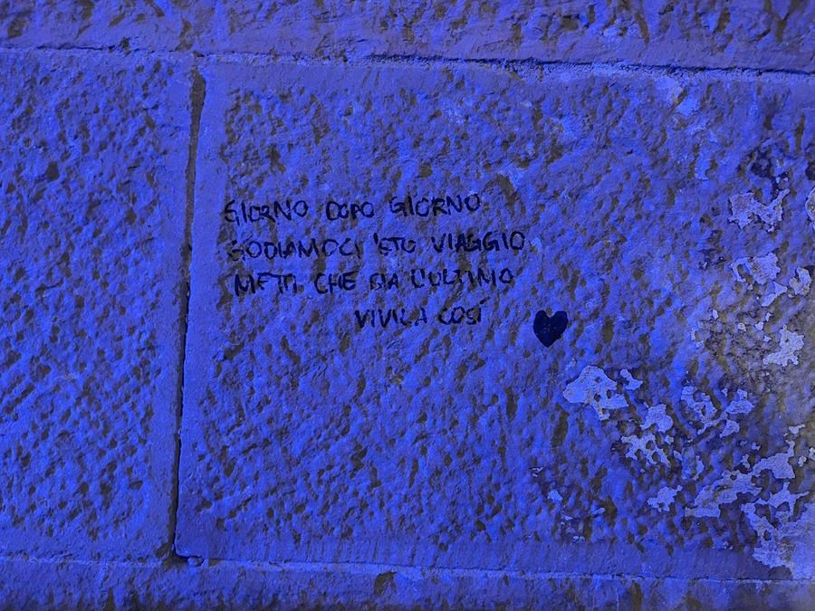 Imbrattano la pietra dei Georgofili con una frase di una canzone di Blanco: 18enni prese Firenze