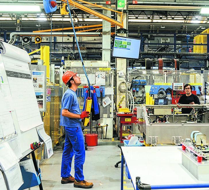 Due operai di un’industria ferroviaria alle prese col lavoro in fabbrica