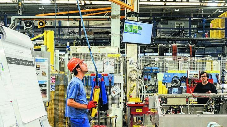 Due operai di un’industria ferroviaria alle prese col lavoro in fabbrica