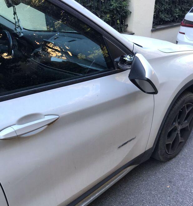 Una delle auto danneggiate nell’ultimo fine settimana nella zona di Focette